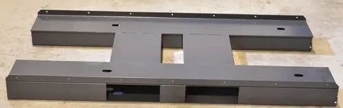 Graue Transportkufe mit rechteckiger Form und mehreren Öffnungen für Befestigungen. Produkt von Remko, geeignet für Transportzwecke.