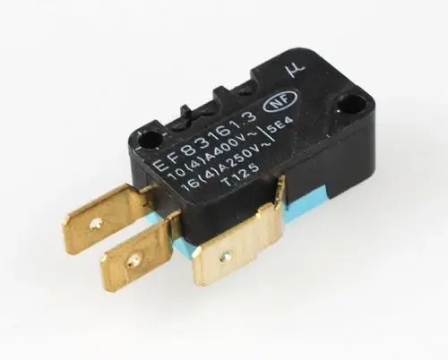 Mikroschalter von Remko mit zwei goldenen Anschlussstiften, schwarzem Gehäuse und blauer Kennzeichnung, geeignet für elektrische Schaltanwendungen.