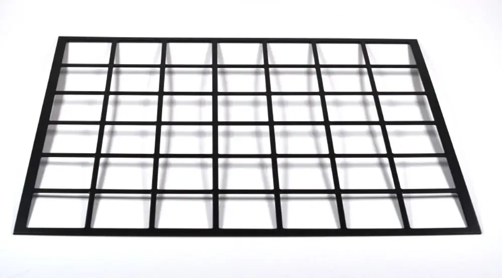 Schwarzes Gitter mit quadratischen Kammern, geeignet als Ansaugschutz. Produkt von Remko, sorgt für effektiven Schutz vor Verschmutzungen.