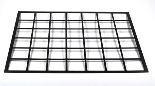 Schwarzes Gitter mit quadratischen Kammern, geeignet als Ansaugschutz. Produkt von Remko, sorgt für effektiven Schutz vor Verschmutzungen.
