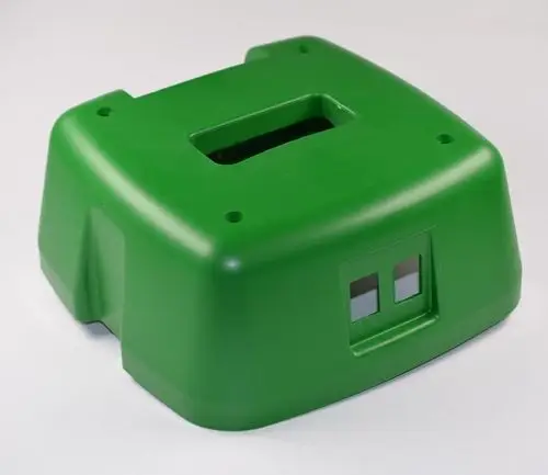 Grüne Kunststoffabdeckung mit rechteckigem Schlitz und zwei Fenstern. Teil eines Remko Produkts zur Abdeckung von Geräten oder Behältern.
