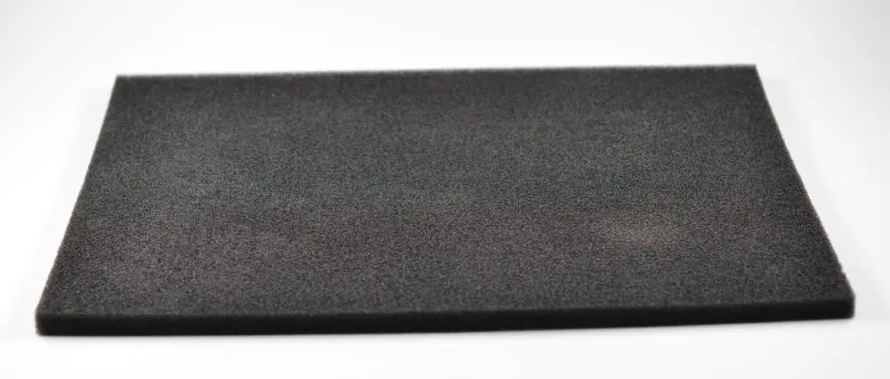 Schwarzer Luftansaugfilter mit gleichmäßiger Struktur, geeignet für verschiedene Anwendungen. Produkt von Remko, in rechteckiger Form präsentiert.
