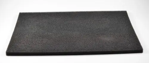 Schwarzer Luftansaugfilter mit gleichmäßiger Struktur, geeignet für verschiedene Anwendungen. Produkt von Remko, in rechteckiger Form präsentiert.