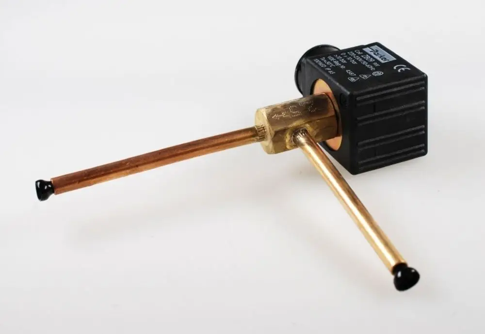 Magnetventil von Remko mit zwei Kupferrohren und schwarzem Steuerelement. Das Gerät dient zur Regelung von Flüssigkeitsströmen in Heizungs- oder Kühlanlagen.