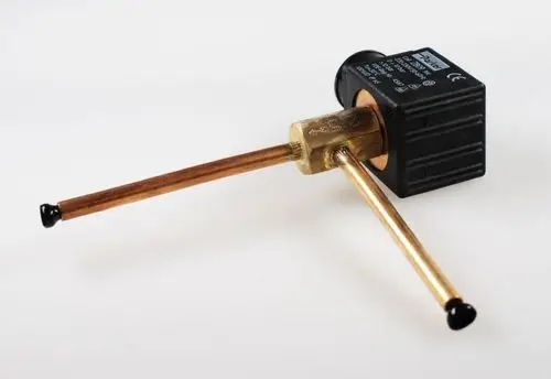 Magnetventil von Remko mit zwei Kupferrohren und schwarzem Steuerelement. Das Gerät dient zur Regelung von Flüssigkeitsströmen in Heizungs- oder Kühlanlagen.