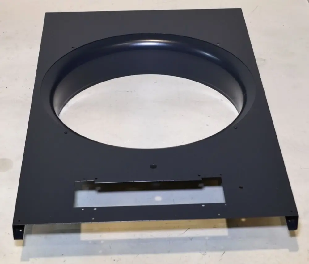 Runde Rückwand in Schwarz, designed für eine Remko-Anwendung, mit Öffnungen und Ausschnitten für Befestigungen. Oberfläche glatt und funktional.