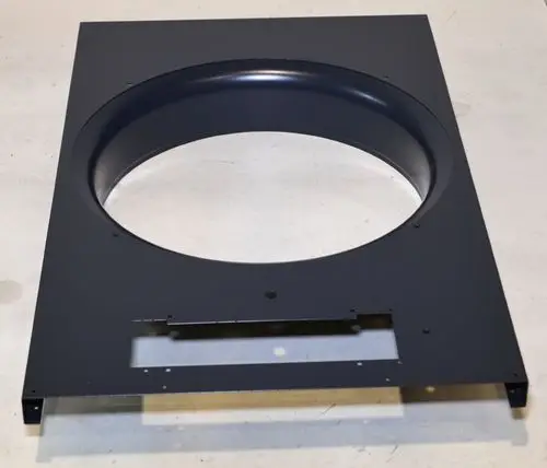 Runde Rückwand in Schwarz, designed für eine Remko-Anwendung, mit Öffnungen und Ausschnitten für Befestigungen. Oberfläche glatt und funktional.