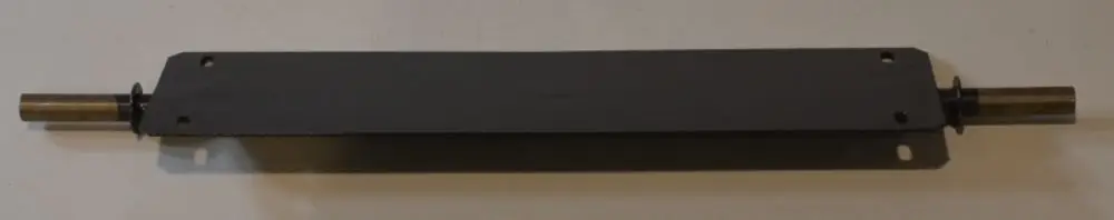 Metallachse in länglicher Form mit zwei seitlichen zylindrischen Enden, gefertigt von Remko. An den Enden befinden sich Bohrungen zur Montage.