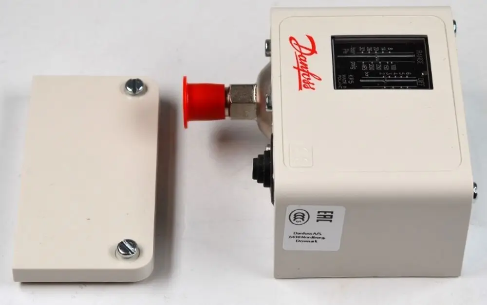 Danfoss Hochdruckwächter in kompaktem Gehäuse, ausgestattet mit Druckanzeige und Anschlussgewinde. Marke: Remko.
