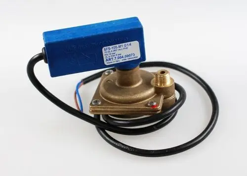 Differenzdruckschalter mit blauer Abdeckung und Metallbasis, angeschlossen über Kabel, produziert von Remko.