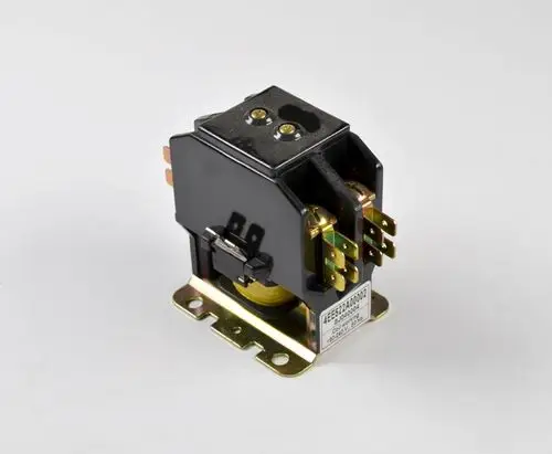 Schaltschütz der Marke Remko, mit mehreren Anschlussklemmen und einer stabilen Basis zur Montage. Geeignet für elektrische Steuerungen und Schaltanwendungen.