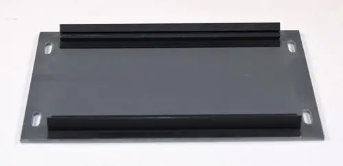 Adapterplatte mit zwei seitlichen Profilen aus schwarzem Kunststoff, montiert auf einer grauen Metallbasis, hergestellt von Remko.