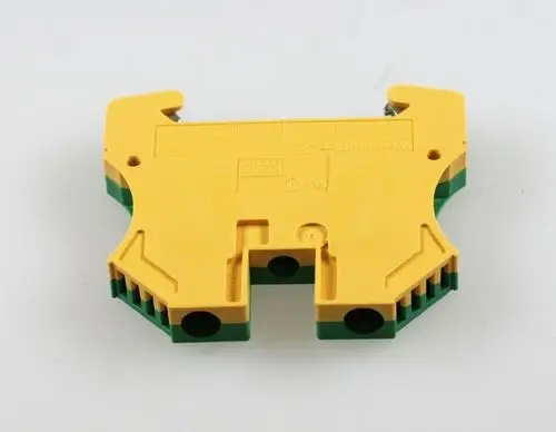 Gelbes Kunststoffteil mit grüner Basis und verschiedenen Anschlussmöglichkeiten, hergestellt von Remko, vermutlich eine Schutzleiterklemme für elektrische Anlagen.