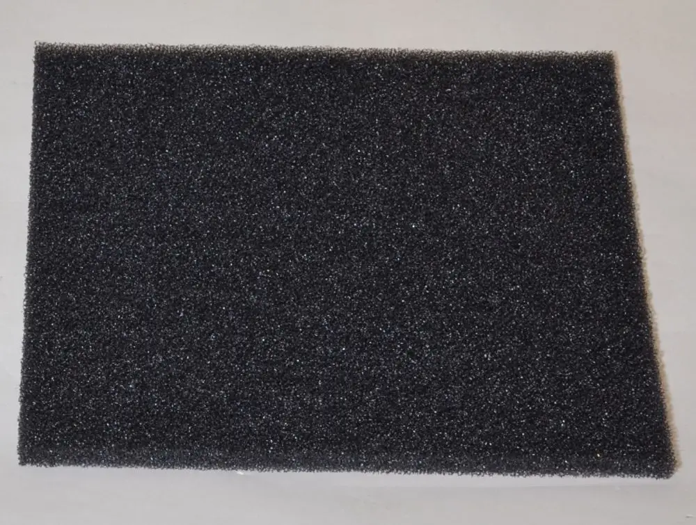Schwarzer, poröser Filter aus offenporigem Material, geeignet zum Staubfiltern, platziert auf einem weißen Untergrund. Hersteller ist Remko.