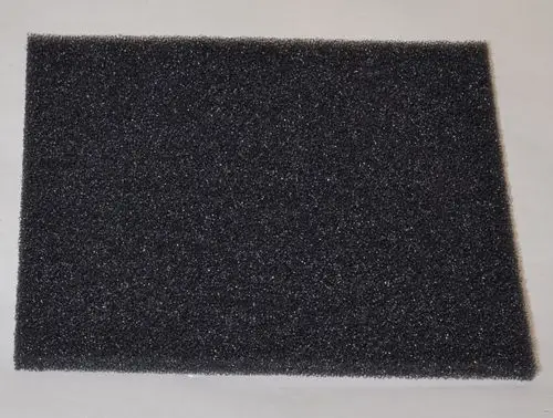 Schwarzer, poröser Filter aus offenporigem Material, geeignet zum Staubfiltern, platziert auf einem weißen Untergrund. Hersteller ist Remko.