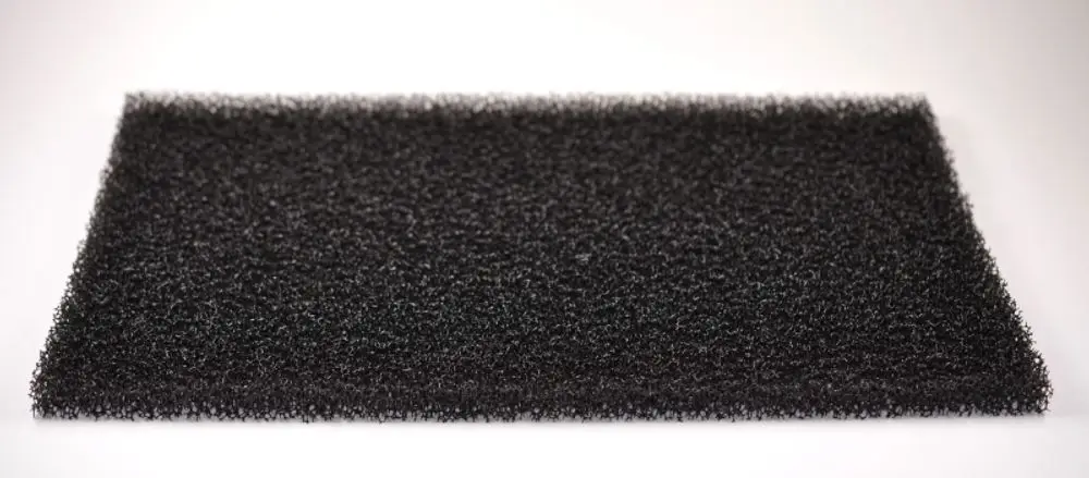 Schwarzer rechteckiger Filter aus porösem Material, passend für diverse Anwendungen, hergestellt von Remko.