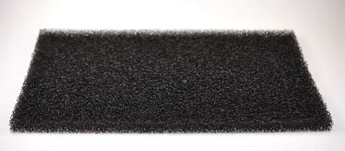 Schwarzer rechteckiger Filter aus porösem Material, passend für diverse Anwendungen, hergestellt von Remko.