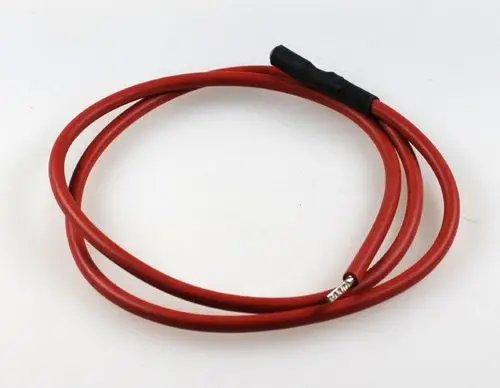 Rotes Kabel mit einer Isolierung, das möglicherweise für elektrische Anwendungen verwendet wird. Es könnte Teil eines Systems von Remko sein.