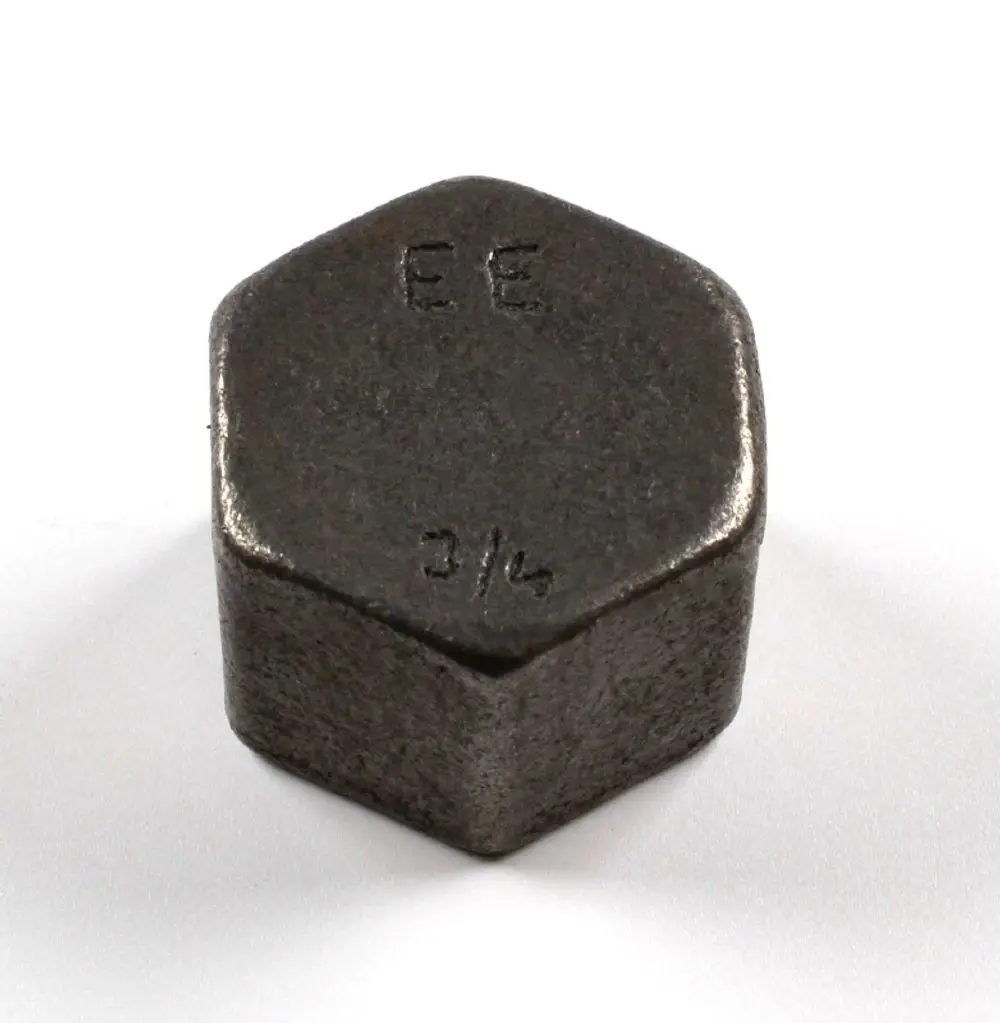 Schwarze, hexagonale Verschlusskappe mit den prägenden Zeichen „EE“ und „3/4”. Produkt von Remko, auf einem hellen Hintergrund abgebildet.