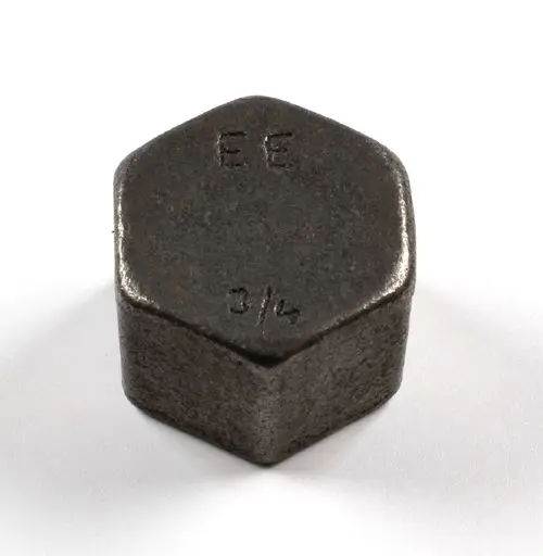 Schwarze, hexagonale Verschlusskappe mit den prägenden Zeichen „EE“ und „3/4”. Produkt von Remko, auf einem hellen Hintergrund abgebildet.