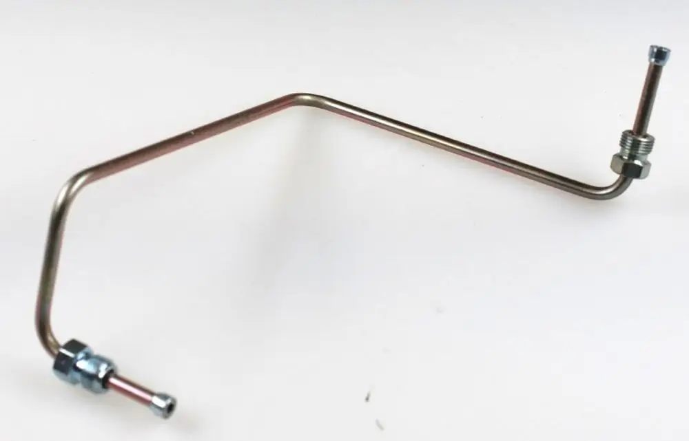Öldruckleitung von Remko mit gebogenem Metallrohr und Anschlussverschraubungen an beiden Enden, geeignet für die Verwendung in Heizsystemen.