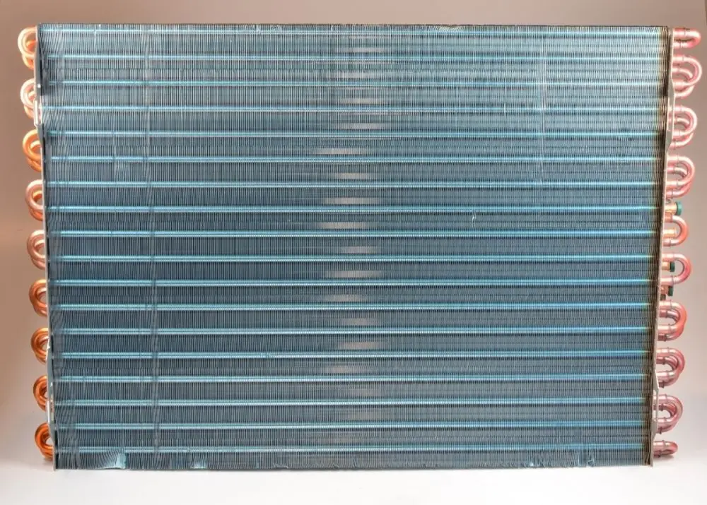 Verdampfer von Remko mit horizontalen Kühlrippen und Kupferrohren; geeignet für Heiz- und Kühlsysteme.