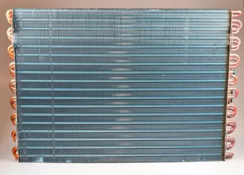 Verdampfer von Remko mit horizontalen Kühlrippen und Kupferrohren; geeignet für Heiz- und Kühlsysteme.