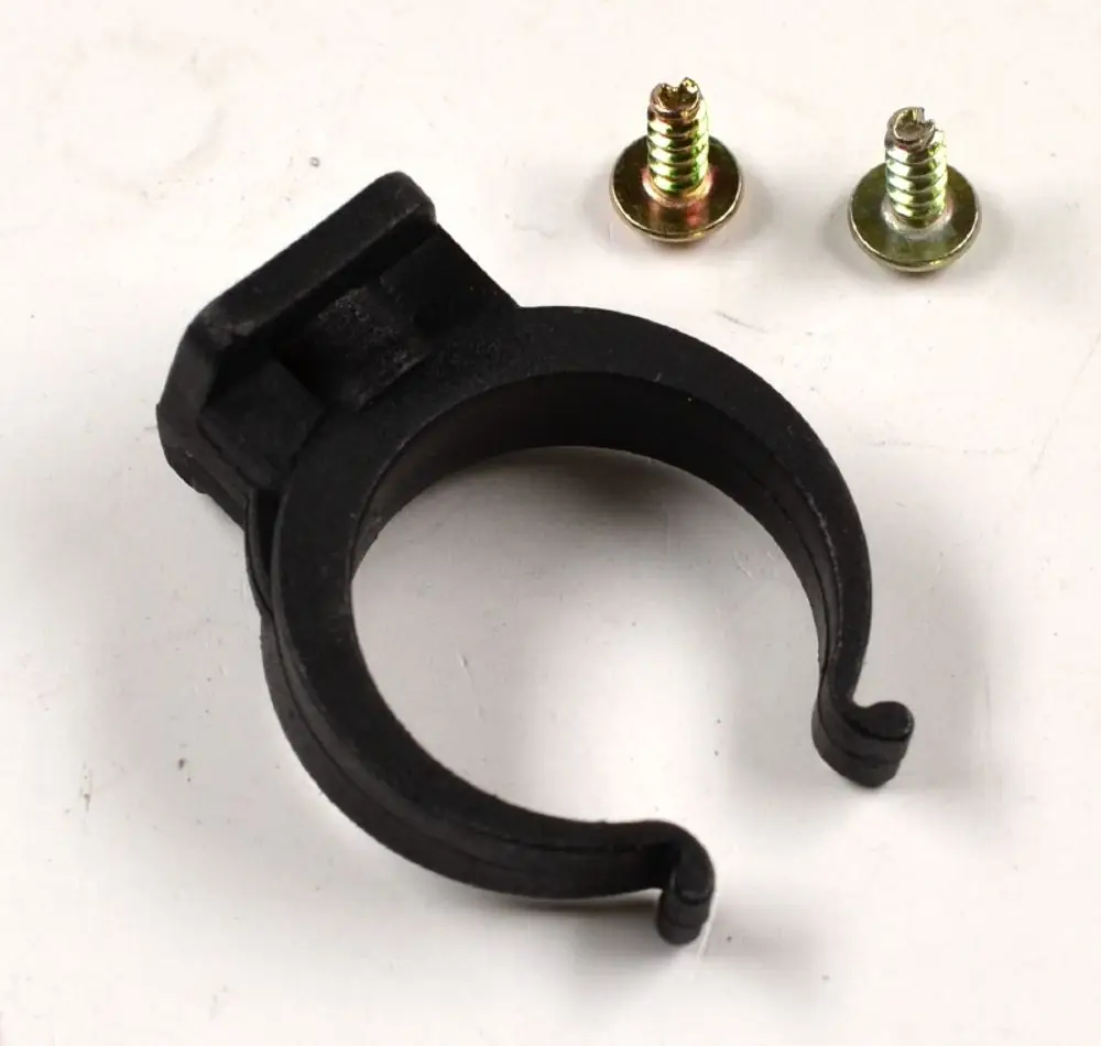 Befestigungsschelle in Schwarz von Remko, zusammen mit zwei Schrauben in verschiedenen Farben. Die Schelle hat eine offene, ringförmige Form mit seitlichen Halterungen.