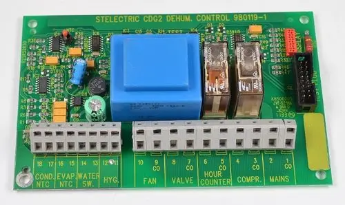 Steuerplatine von Remko mit mehreren Anschlussklemmen, Relais und elektronischen Bauteilen zur Steuerung von Heiz- oder Kühlsystemen.