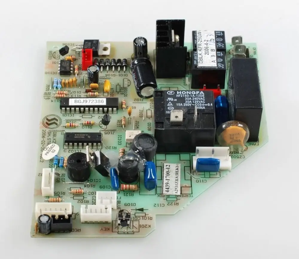 Steuerplatine von Remko, bestückt mit verschiedenen elektrischen Komponenten wie Widerständen, Kondensatoren und Relais auf einer grünen Leiterplatte.