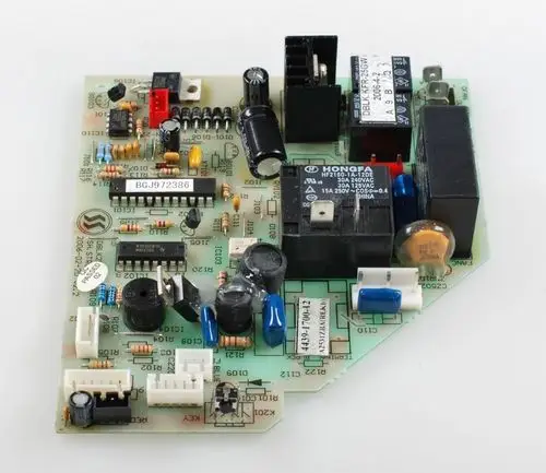 Steuerplatine von Remko, bestückt mit verschiedenen elektrischen Komponenten wie Widerständen, Kondensatoren und Relais auf einer grünen Leiterplatte.