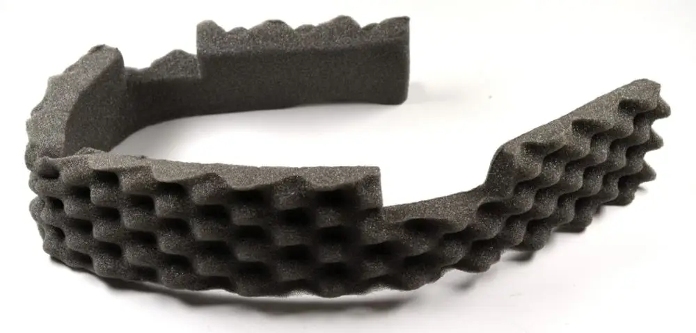 Dämmring aus grauem Schaumstoff mit wellenförmigem Profil, verwendet zur Schalldämmung. Produkt von Remko, geeignet für verschiedene Anwendungen im Maschinenbau.