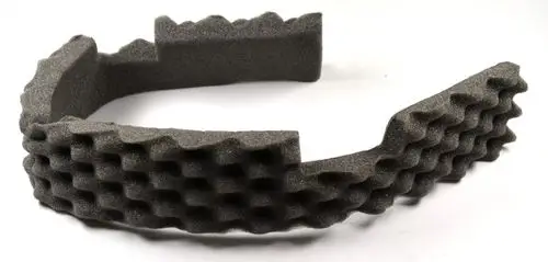 Dämmring aus grauem Schaumstoff mit wellenförmigem Profil, verwendet zur Schalldämmung. Produkt von Remko, geeignet für verschiedene Anwendungen im Maschinenbau.