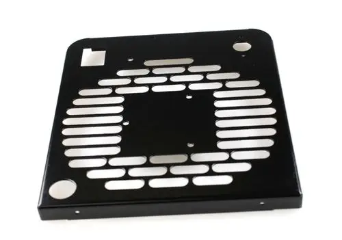 Schwarze Metallplatte mit herausgefrästen Lüftungsschlitzen, geeignet für Technologien von Remko. Die Platte hat mehrere Montagepunkte.