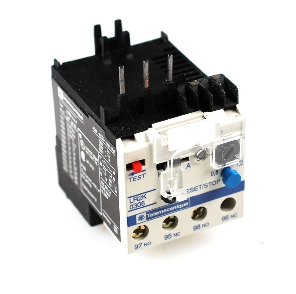 Remko Überstromrelais mit fünf Anschlussstiften und Tasten für Test und Rücksetzung, beschriftet mit technischen Informationen und angepasst für elektrische Anwendungen.