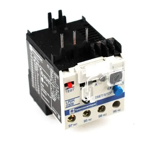 Remko Überstromrelais mit fünf Anschlussstiften und Tasten für Test und Rücksetzung, beschriftet mit technischen Informationen und angepasst für elektrische Anwendungen.