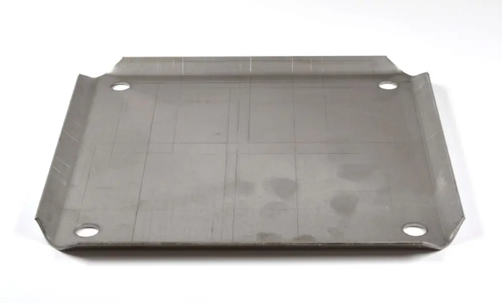Metallene Abdeckung mit vier Befestigungslöchern, flache Oberfläche, zur Verwendung in industriellen Anwendungen. Hersteller: Remko.