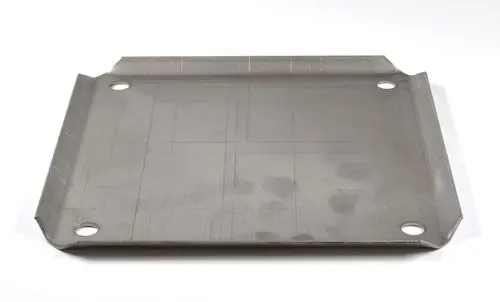 Metallene Abdeckung mit vier Befestigungslöchern, flache Oberfläche, zur Verwendung in industriellen Anwendungen. Hersteller: Remko.