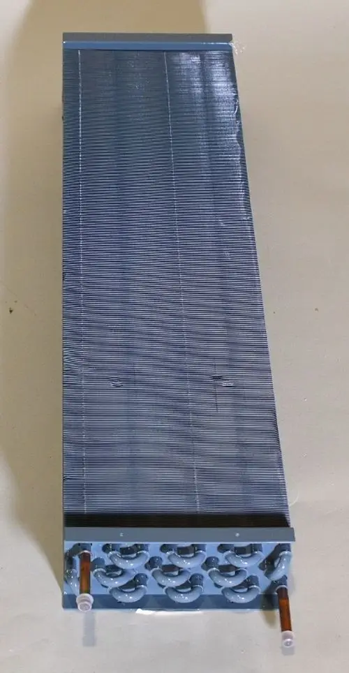 Blauer Kondensator von Remko mit langen Lamellen und zwei Anschlüssen an der Unterseite, auf einer hellen Oberfläche platziert.