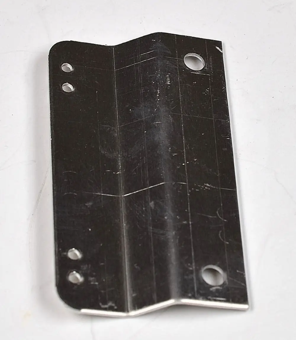 Metallischer Halter mit zwei großen Löchern und einem kleinen, zur Befestigung geeignet. Teil eines Remko Produkts für einen Magnetschalter.