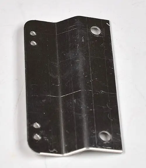 Metallischer Halter mit zwei großen Löchern und einem kleinen, zur Befestigung geeignet. Teil eines Remko Produkts für einen Magnetschalter.