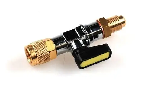 Kugelventil aus verchromtem Metall mit goldenem Anschluss und schwarzem Griff, hergestellt von Remko, zur Verwendung mit Manometer-Schläuchen.