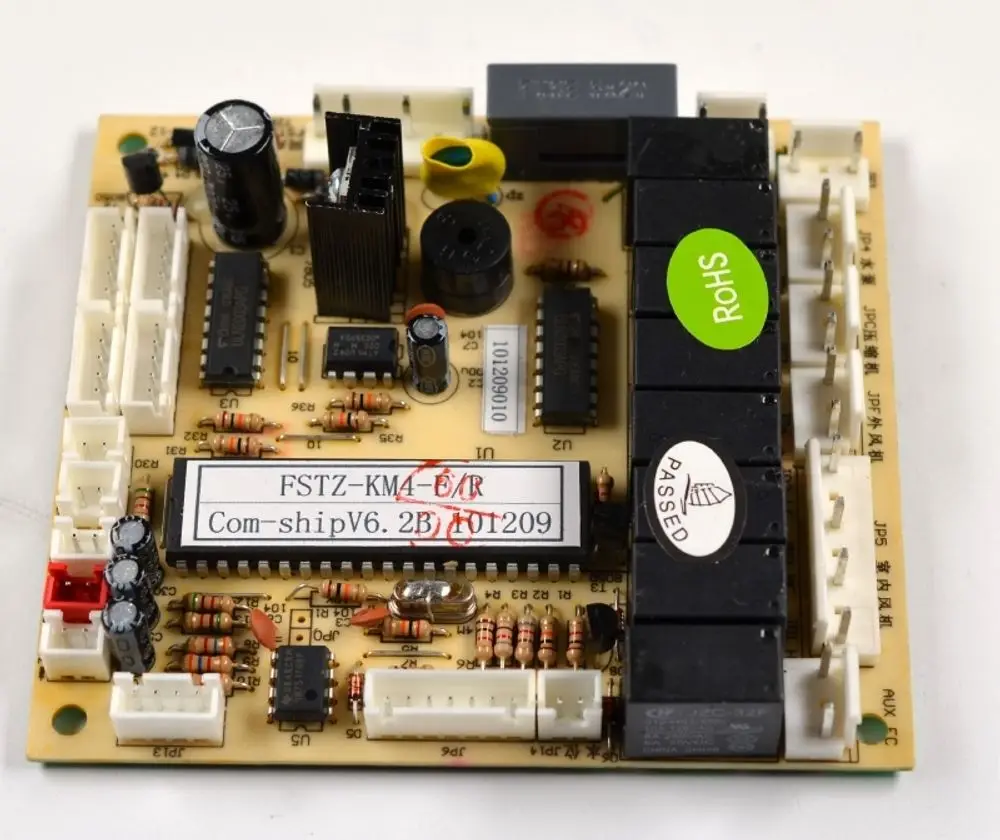 Steuerplatine mit verschiedenen elektronischen Komponenten, wie Widerständen, Transistoren und Kondensatoren, produziert von Remko. Die Platine zeigt mehrere Anschlussmöglichkeiten.