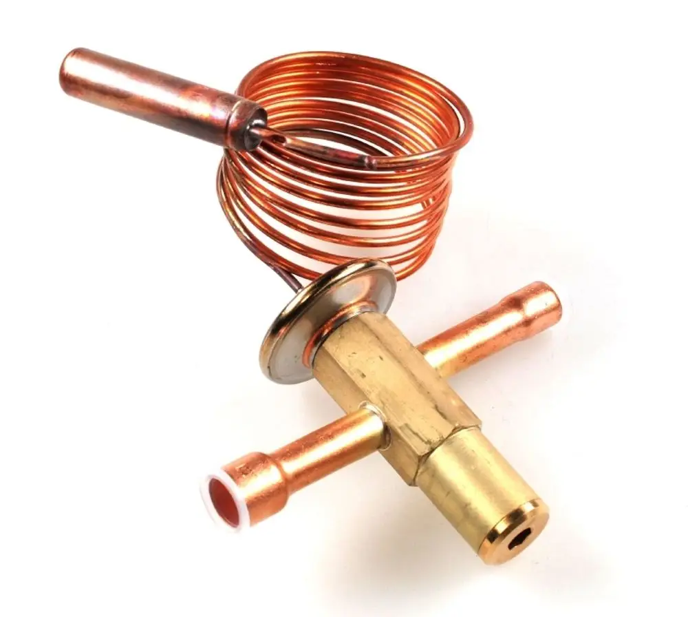 Thermoventil von Remko mit einer Kupferspirale und mehreren Anschlussrohren zur Regelung von Flüssigkeitsströmen.