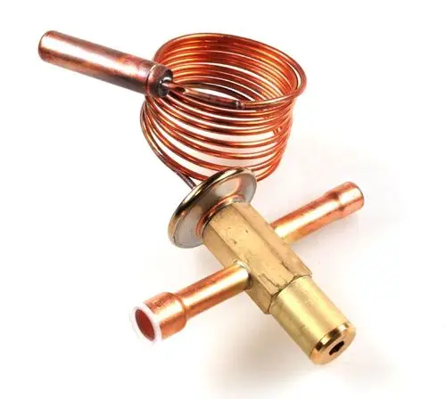 Thermoventil von Remko mit einer Kupferspirale und mehreren Anschlussrohren zur Regelung von Flüssigkeitsströmen.