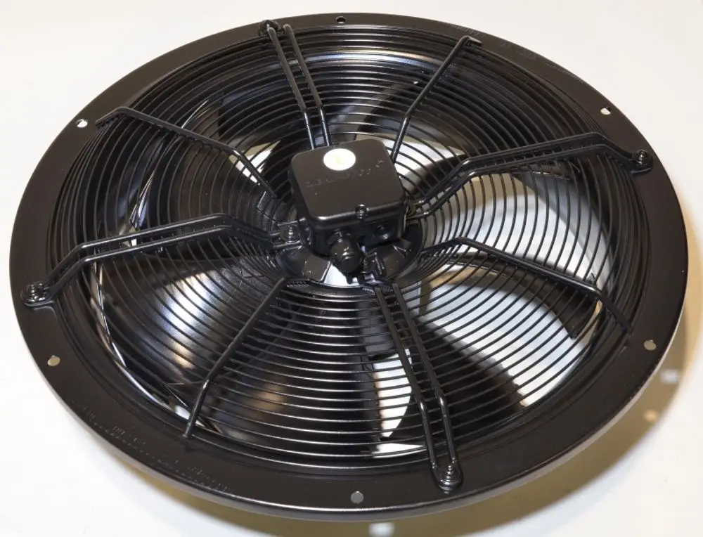 Axialventilator von Remko mit schwarzem Gehäuse und Gitterstruktur. Die Rotorblätter sind sichtbar, die Montageöffnungen sind im Rand integriert.