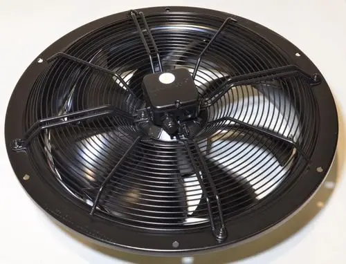 Axialventilator von Remko mit schwarzem Gehäuse und Gitterstruktur. Die Rotorblätter sind sichtbar, die Montageöffnungen sind im Rand integriert.