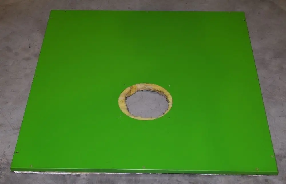 Grünes, rechteckiges Verkleidungsblech mit einem zentralen Loch, isoliert auf der Rückseite, mögliches Produkt von Remko.