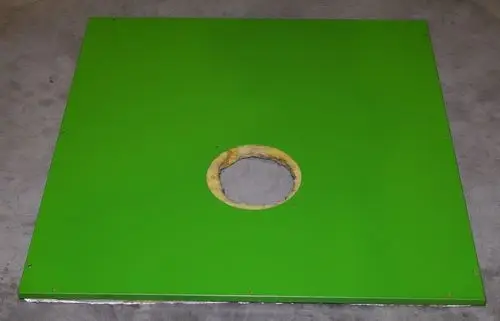 Grünes, rechteckiges Verkleidungsblech mit einem zentralen Loch, isoliert auf der Rückseite, mögliches Produkt von Remko.