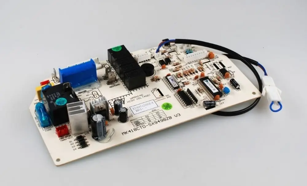 Steuerplatine von Remko mit verschiedenen elektrischen Bauteilen, darunter Relais, Kondensatoren und Widerstände auf einer bedruckten Platine.